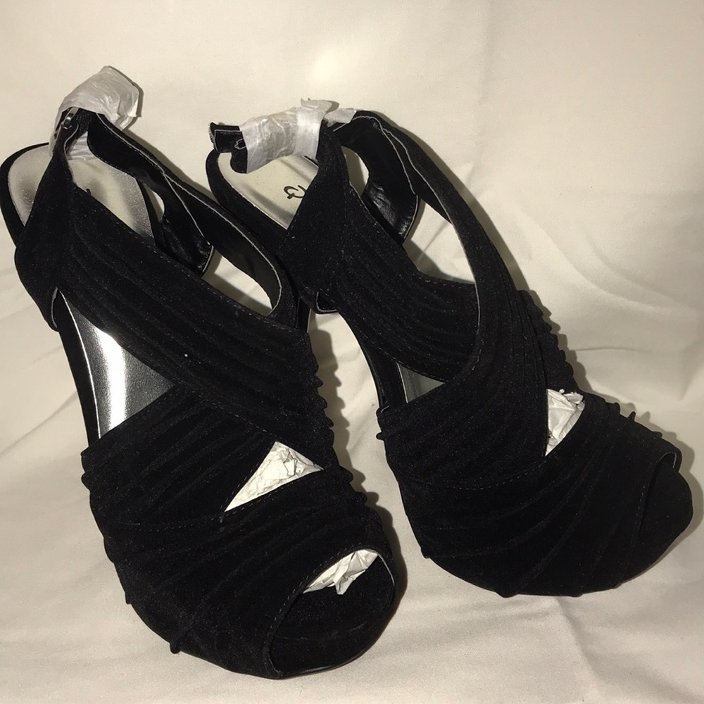 Qupid size 7 black heels.